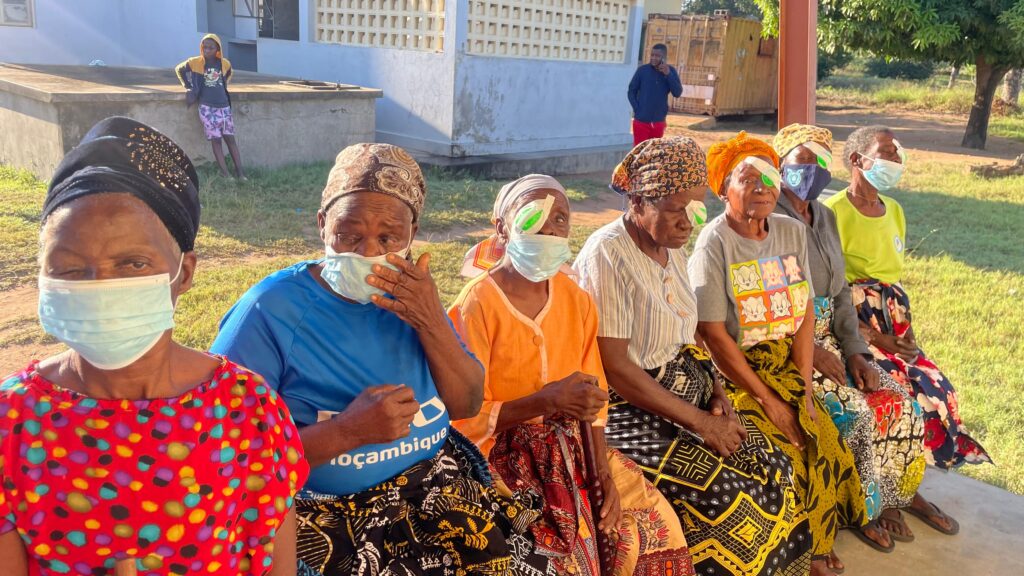 Mujeres con el ojo tapado después de la cirugía en Inhambane