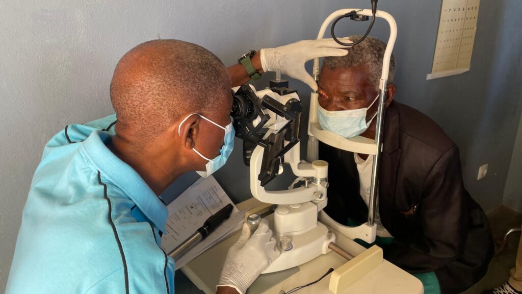 Médico revisando la visión a un paciente Médico revisando la visión a un paciente