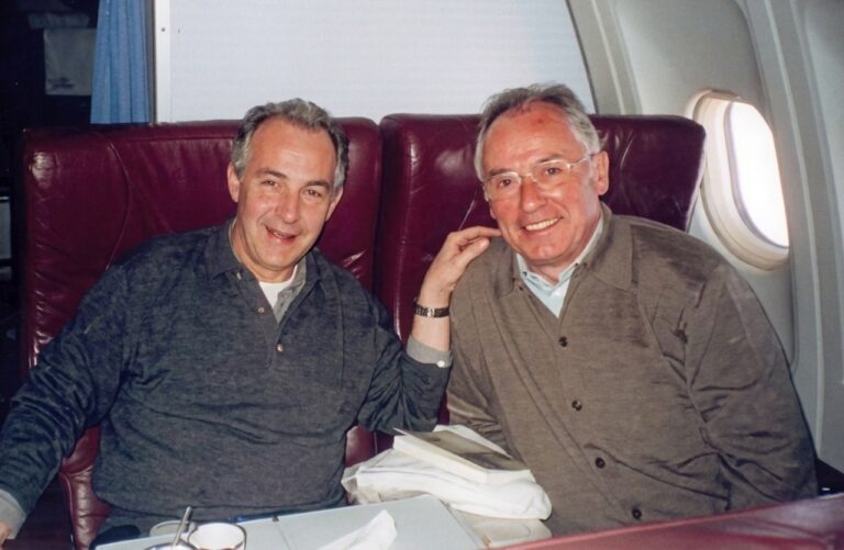 Rafael Ribó i Borja Corcóstegui en un avió l'any 2001 tornant dels campaments de refugiats sahrauís de Tindouf (Algèria)
