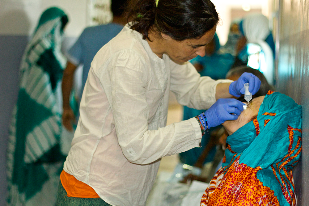 Revisión ocular a pacientes en los campamentos 