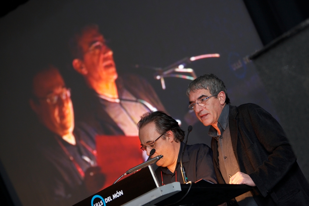 Joan Barril y Joan Ollé leyendo el texto Colores durante la celebración de La Noche de los Ojos del mundo 2008