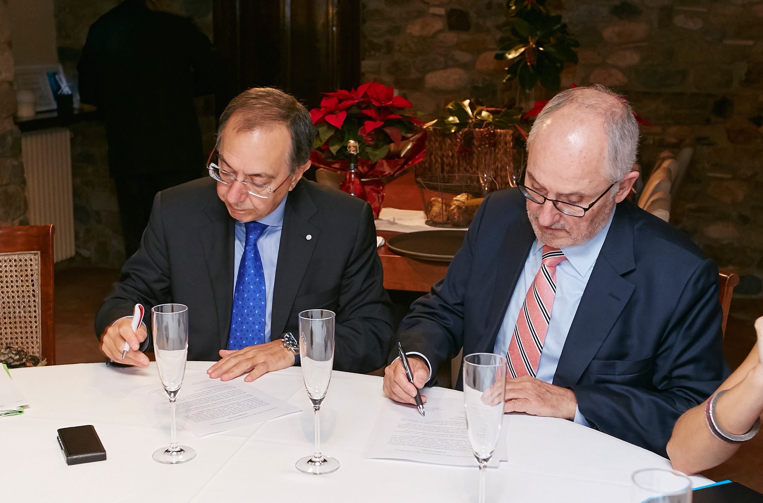 El presidente de la Fundación y el de ESASU firmando el acuerdo 