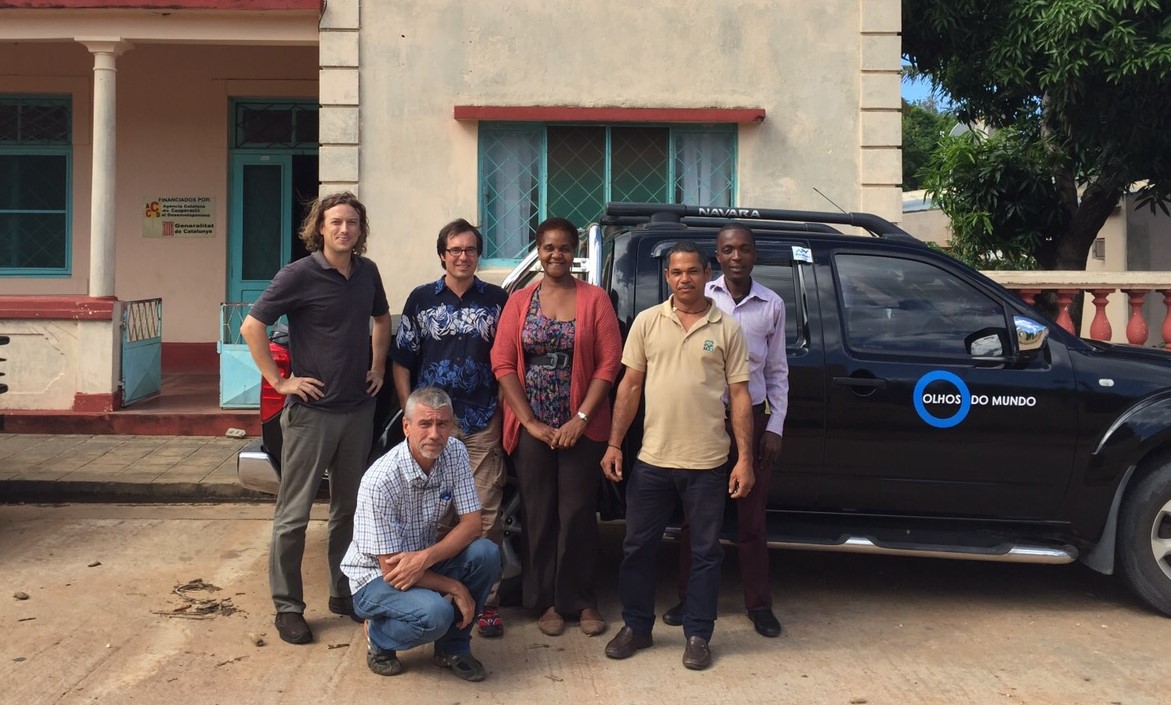 El jefe de programas, Paco Sanz, con los miembros del equipo local de Ojos del mundo en Mozambique