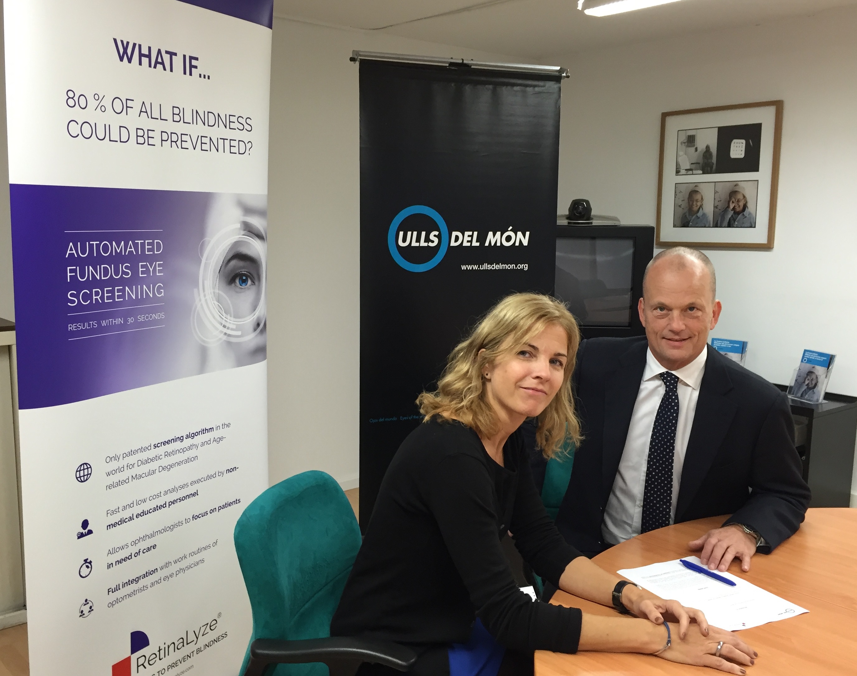 Núria Ramon, directora general de Ojos del mundo y Rene Asserfelt, CEO de RetinaLyze firmando el acuerdo en la sede de Ojos del mundo de Barcelona