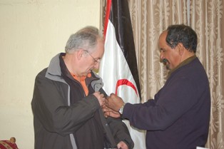 Rafael Ribó, condecorat en la seva visita al Sàhara